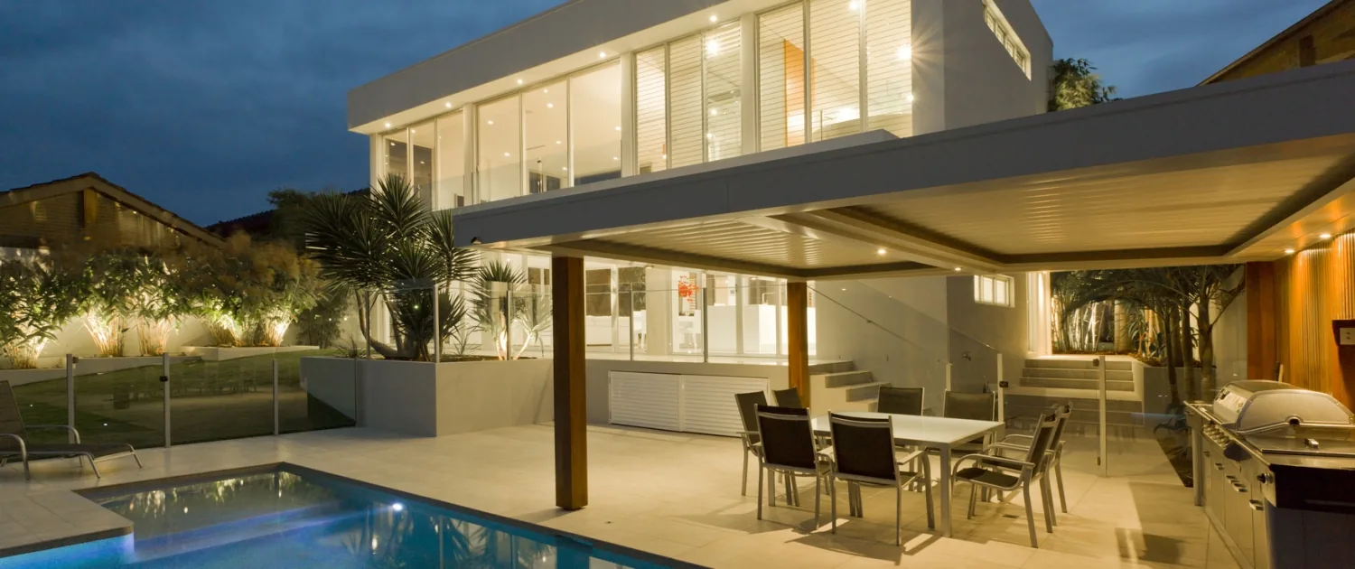 Moderne arkitekttegnet villa med pool og terrasse i aftenlys — Thorr Arkitekter