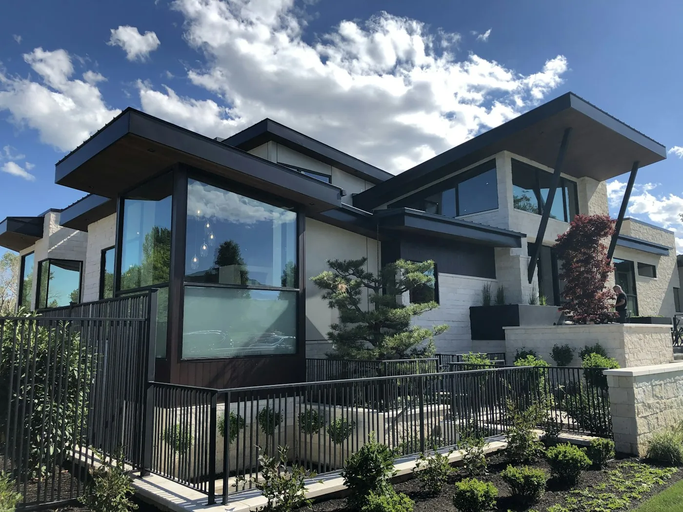 Arkitekttegnet tilbygning med store glaspartier
